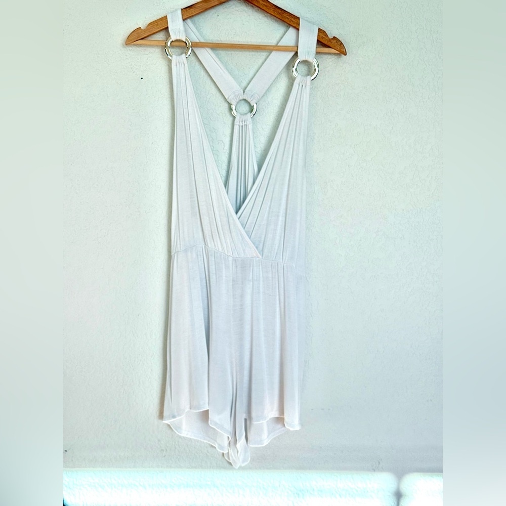 VENUS White‎ Sleeveless V-Neck Romper with Ring Strap Detail